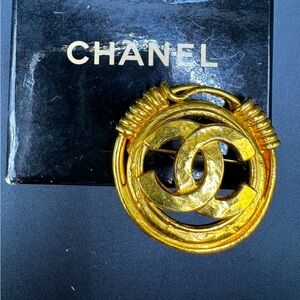 LOT 1231 24K gold plated CHANEL vintage brooch